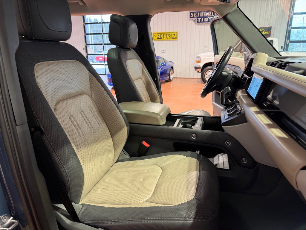 2021 Land Rover Defender Image 25