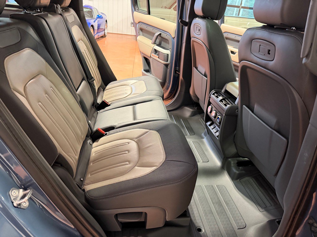 2021 Land Rover Defender Image 27