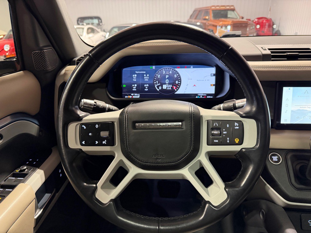 2021 Land Rover Defender Image 32