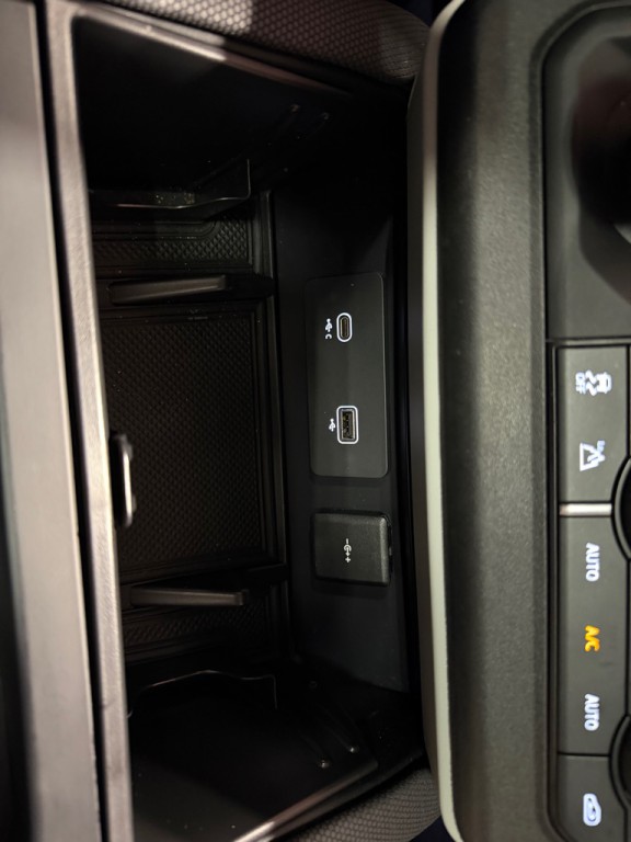 2021 Land Rover Defender Image 37