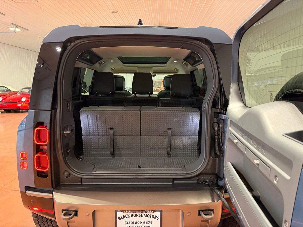 2021 Land Rover Defender Image 40