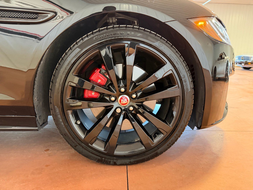 2018 Jaguar XF Image 14