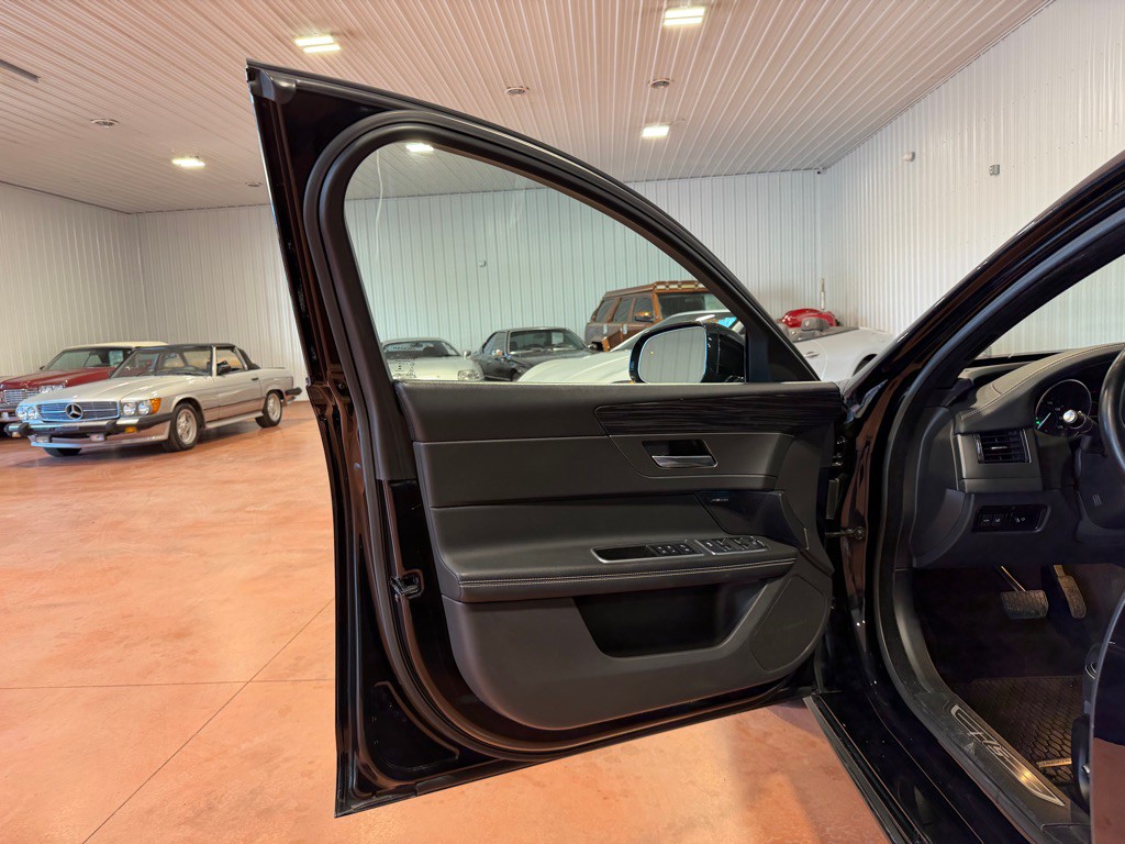 2018 Jaguar XF Image 16