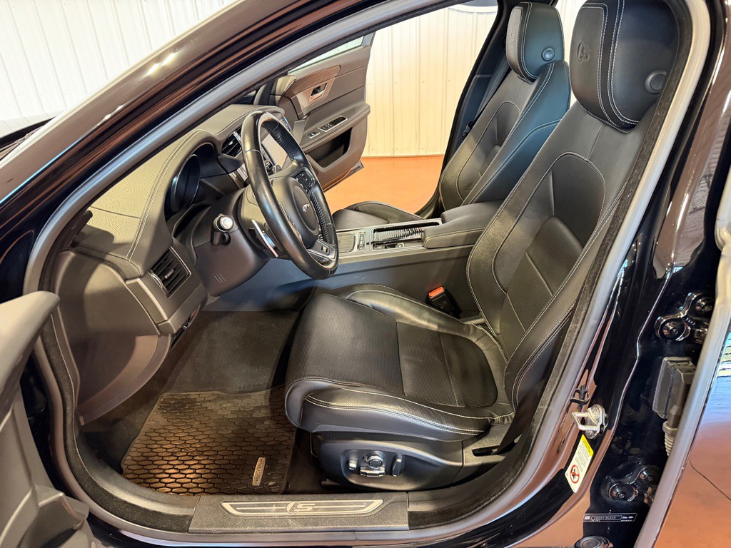 2018 Jaguar XF Image 17
