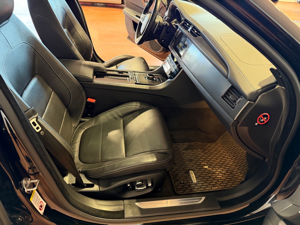 2018 Jaguar XF Image 23