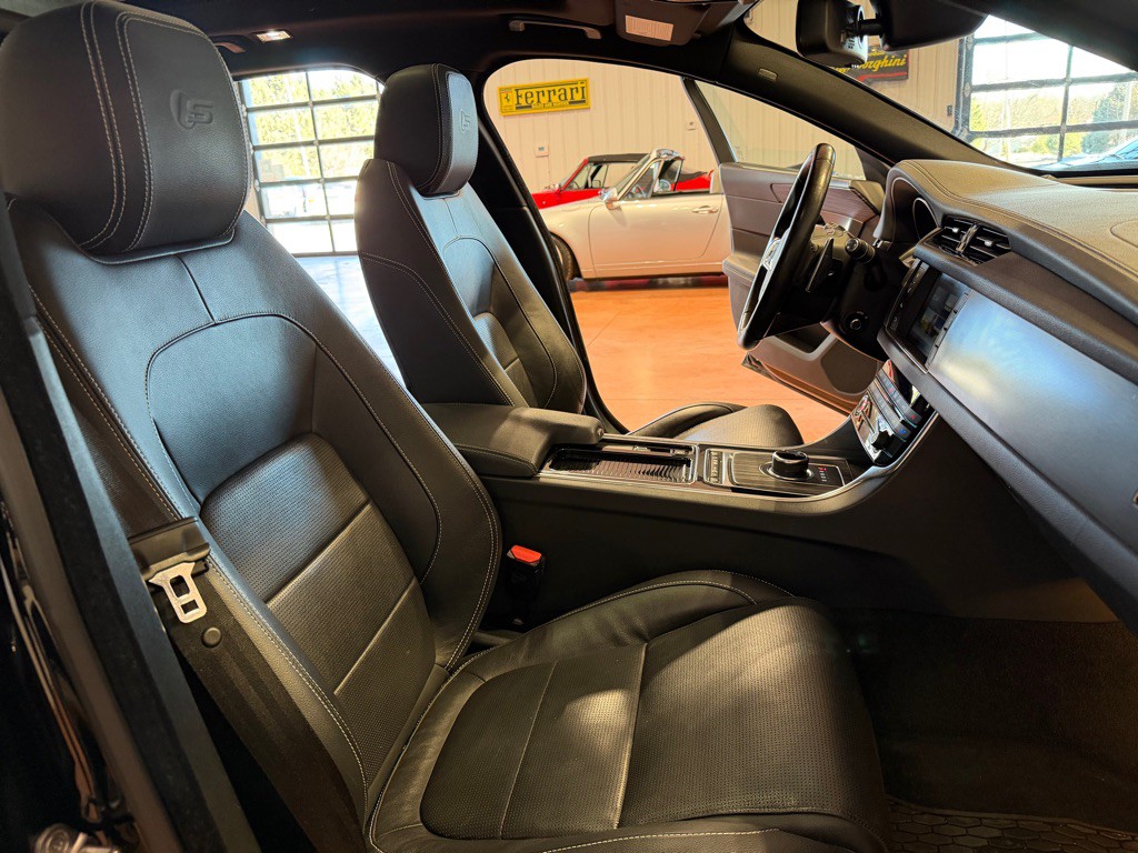 2018 Jaguar XF Image 24