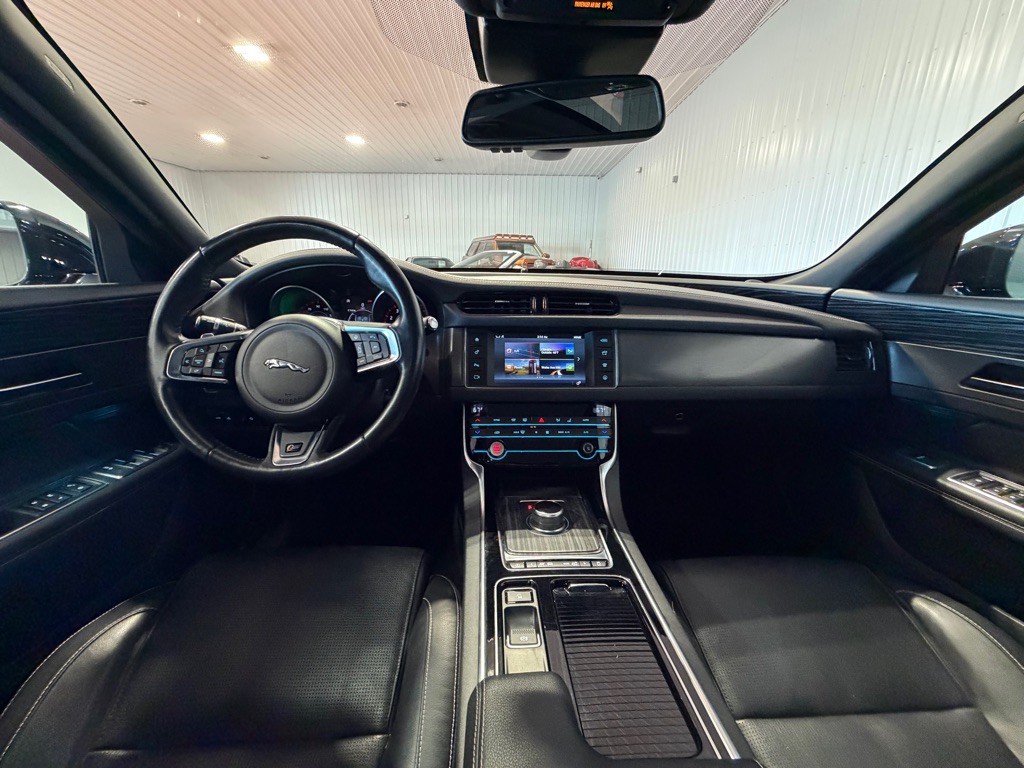 2018 Jaguar XF Image 28
