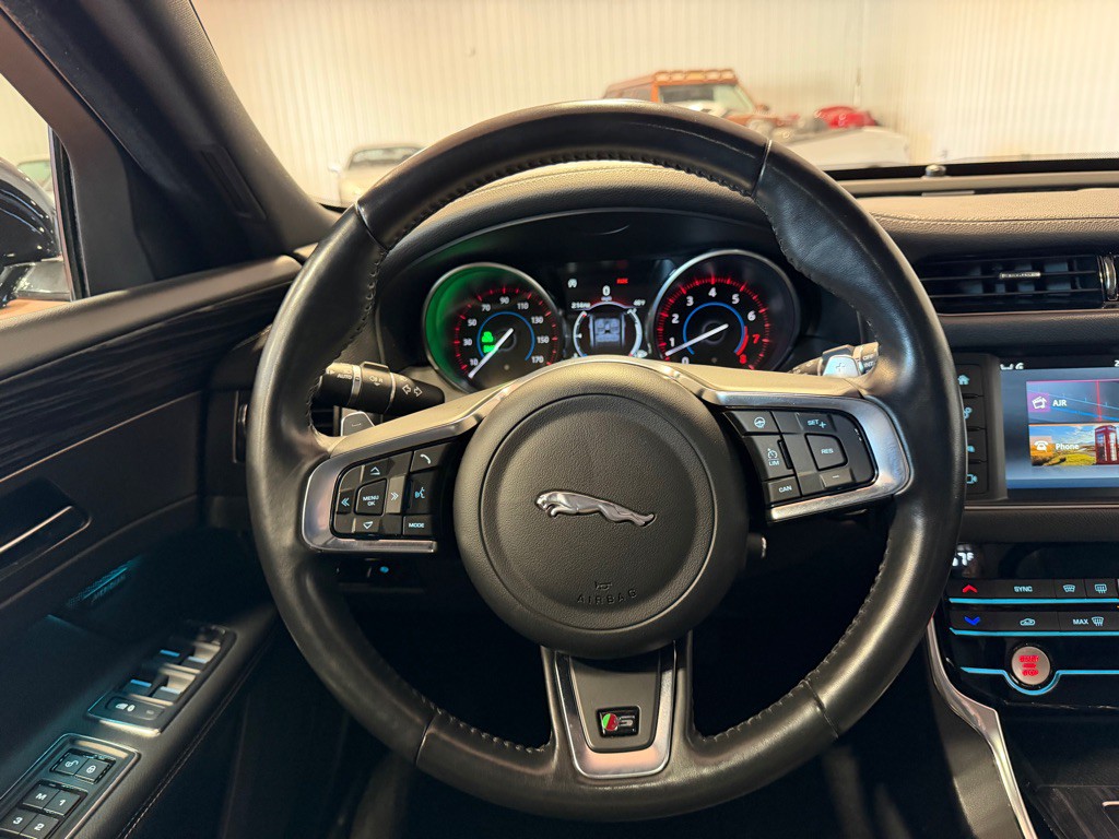 2018 Jaguar XF Image 29