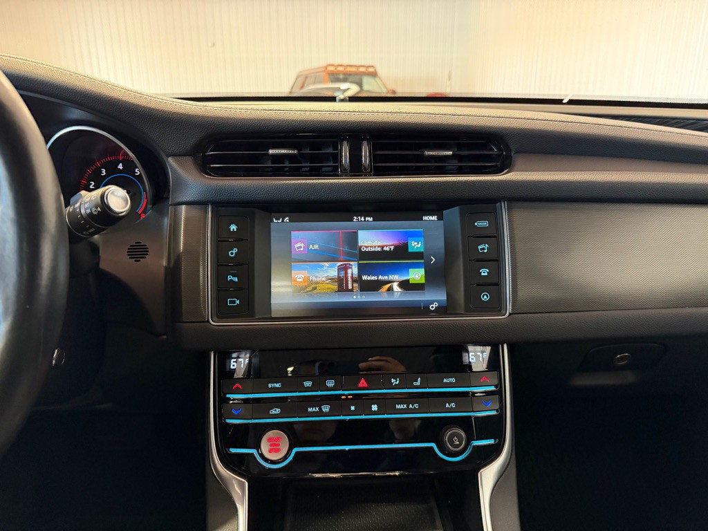 2018 Jaguar XF Image 31