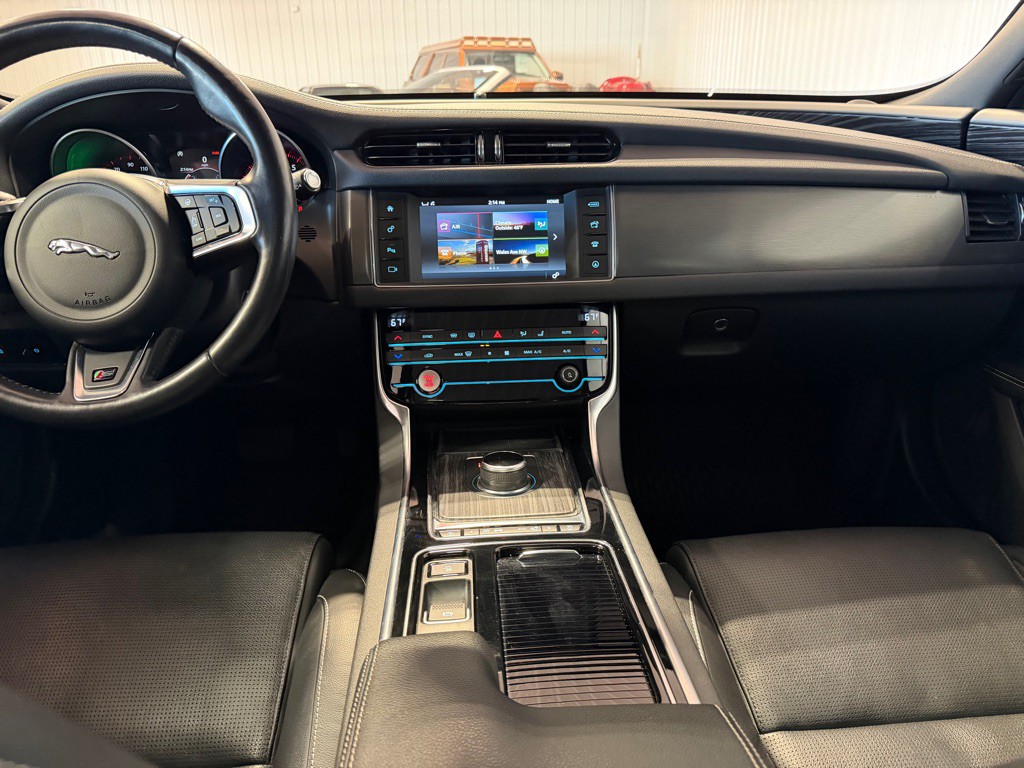 2018 Jaguar XF Image 32