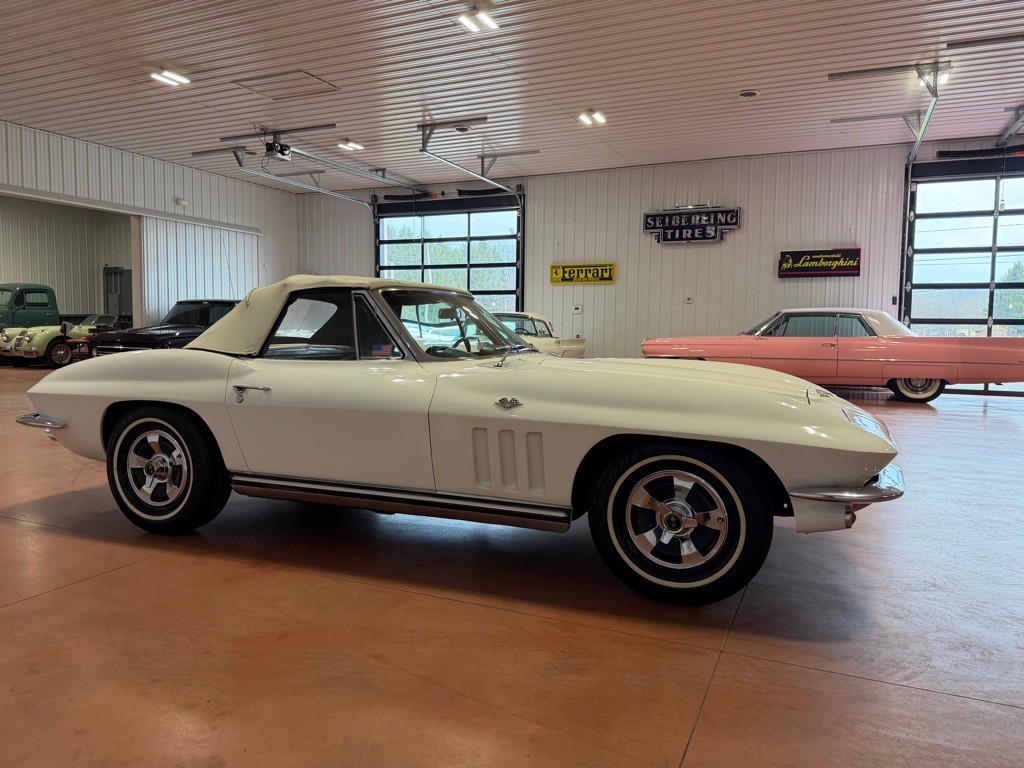 1965 Chevrolet Corvette Image 8