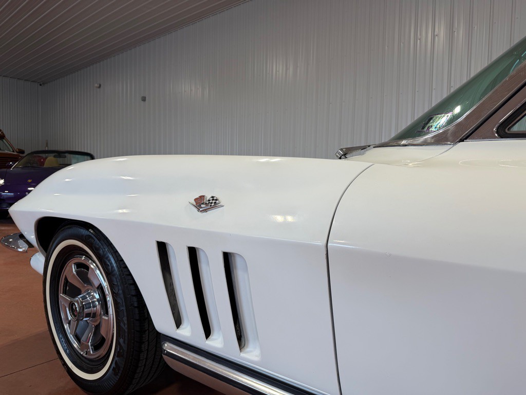 1965 Chevrolet Corvette Image 15