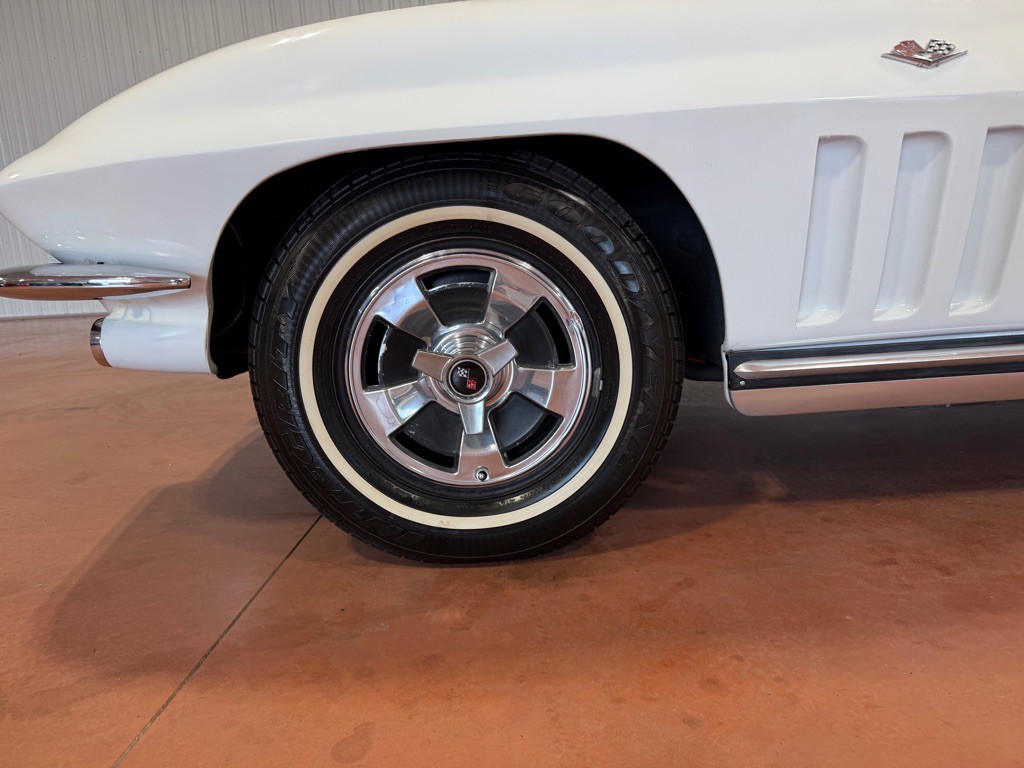 1965 Chevrolet Corvette Image 16