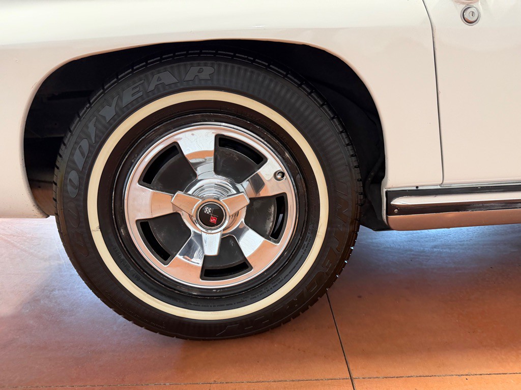 1965 Chevrolet Corvette Image 18