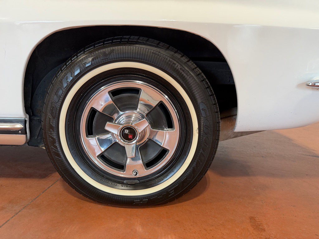 1965 Chevrolet Corvette Image 19