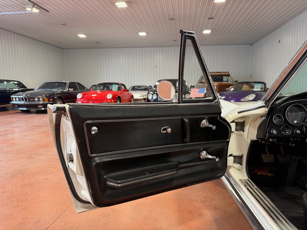 1965 Chevrolet Corvette Image 20