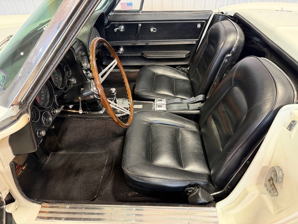 1965 Chevrolet Corvette Image 21