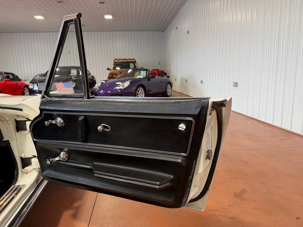 1965 Chevrolet Corvette Image 23