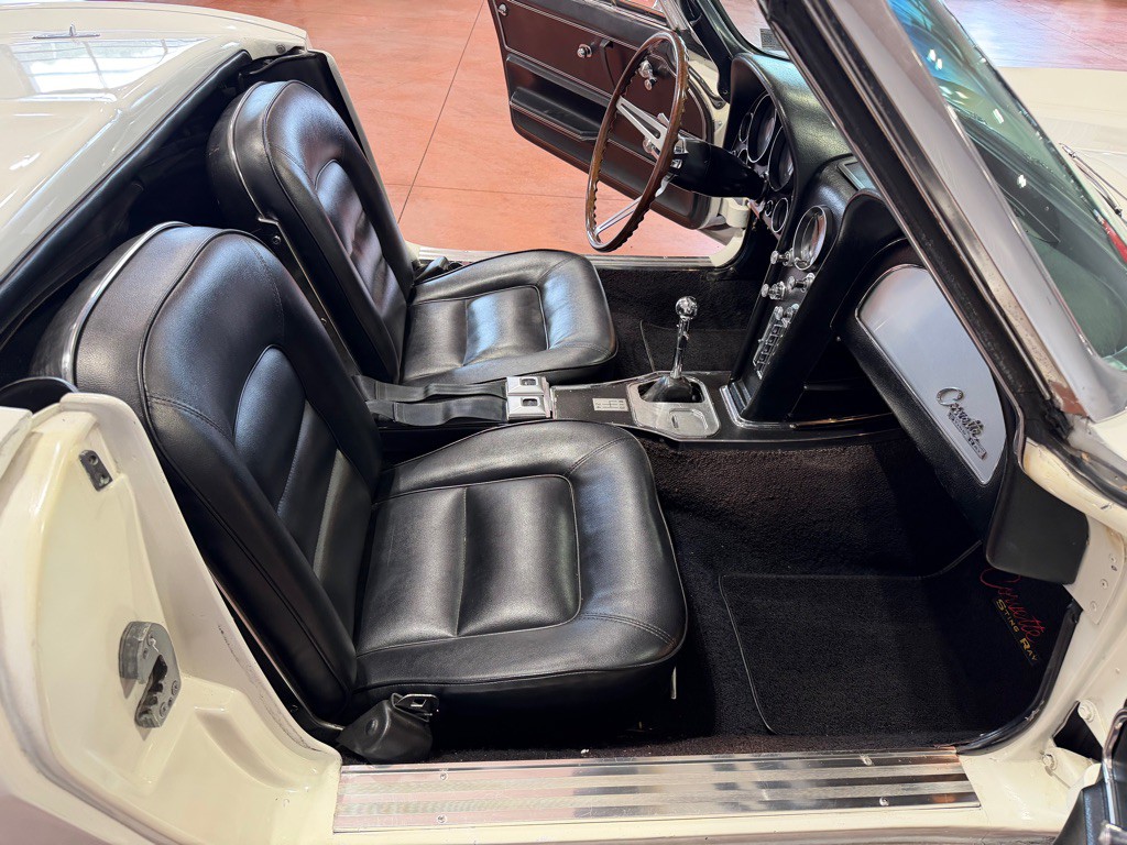 1965 Chevrolet Corvette Image 24