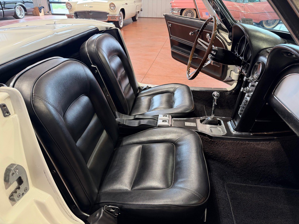 1965 Chevrolet Corvette Image 25
