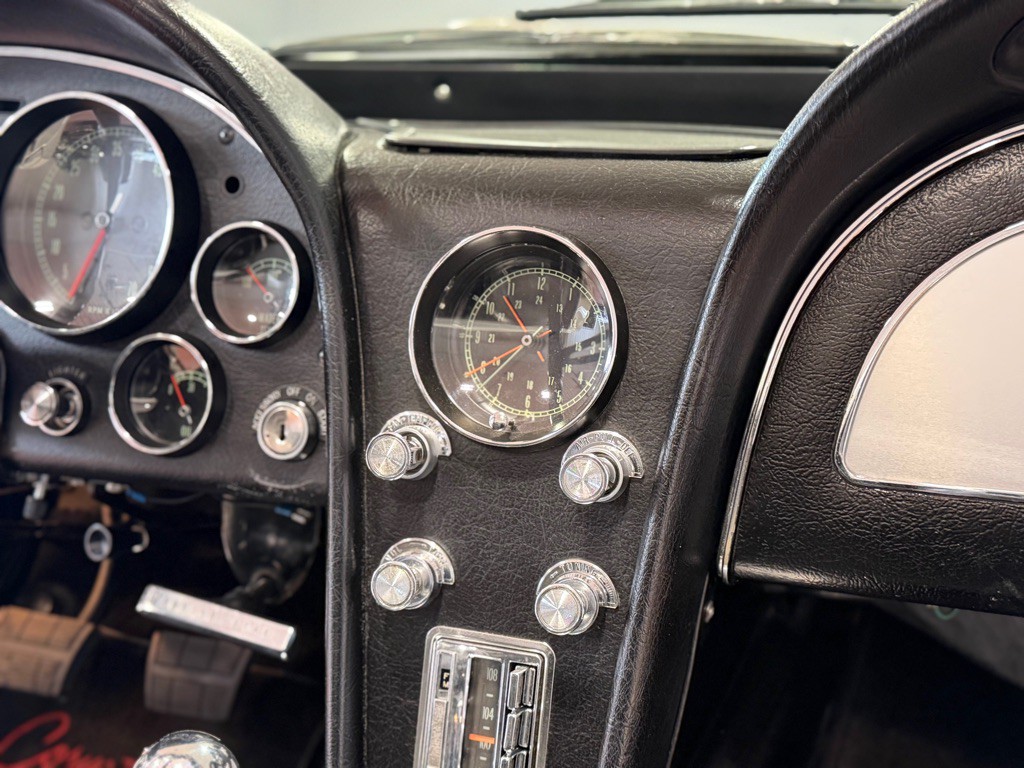 1965 Chevrolet Corvette Image 29