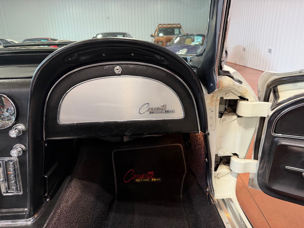 1965 Chevrolet Corvette Image 31