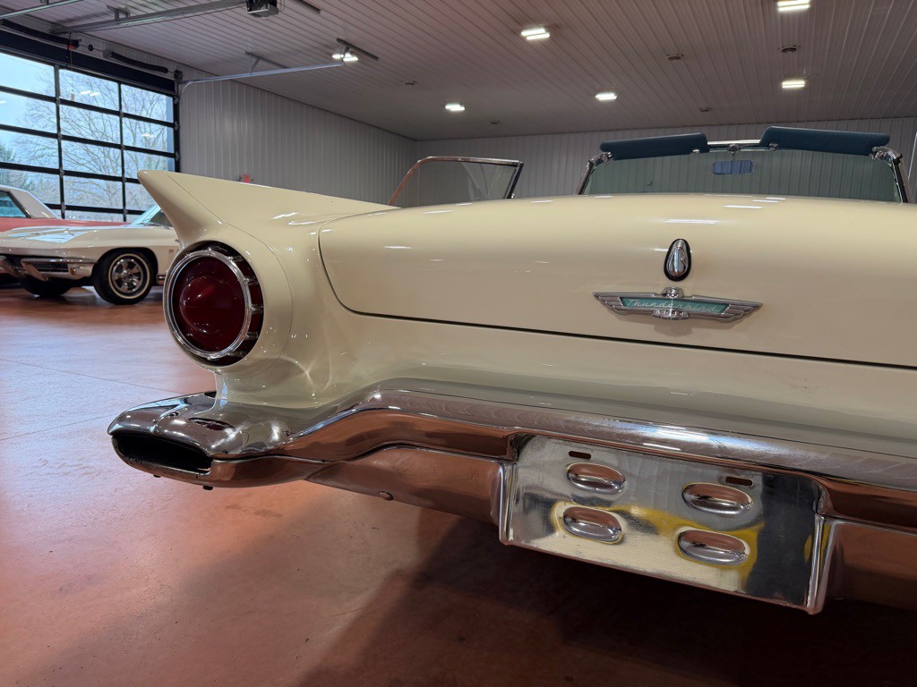1957 Ford Thunderbird Image 18