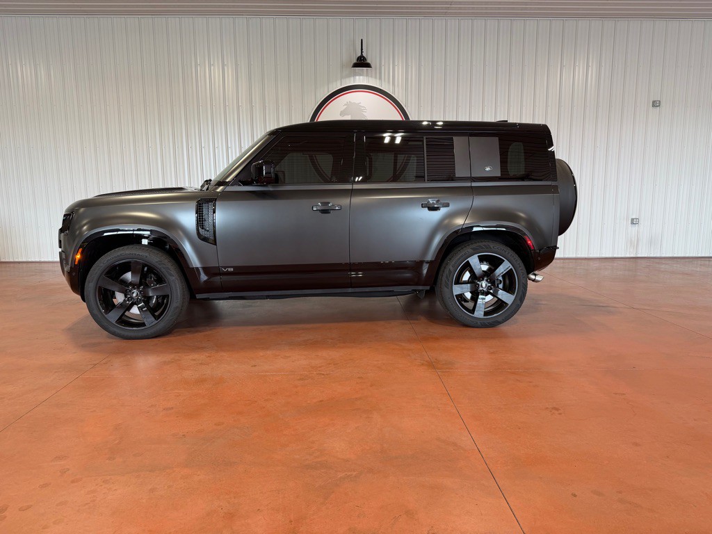 2023 Land Rover Defender Image 2