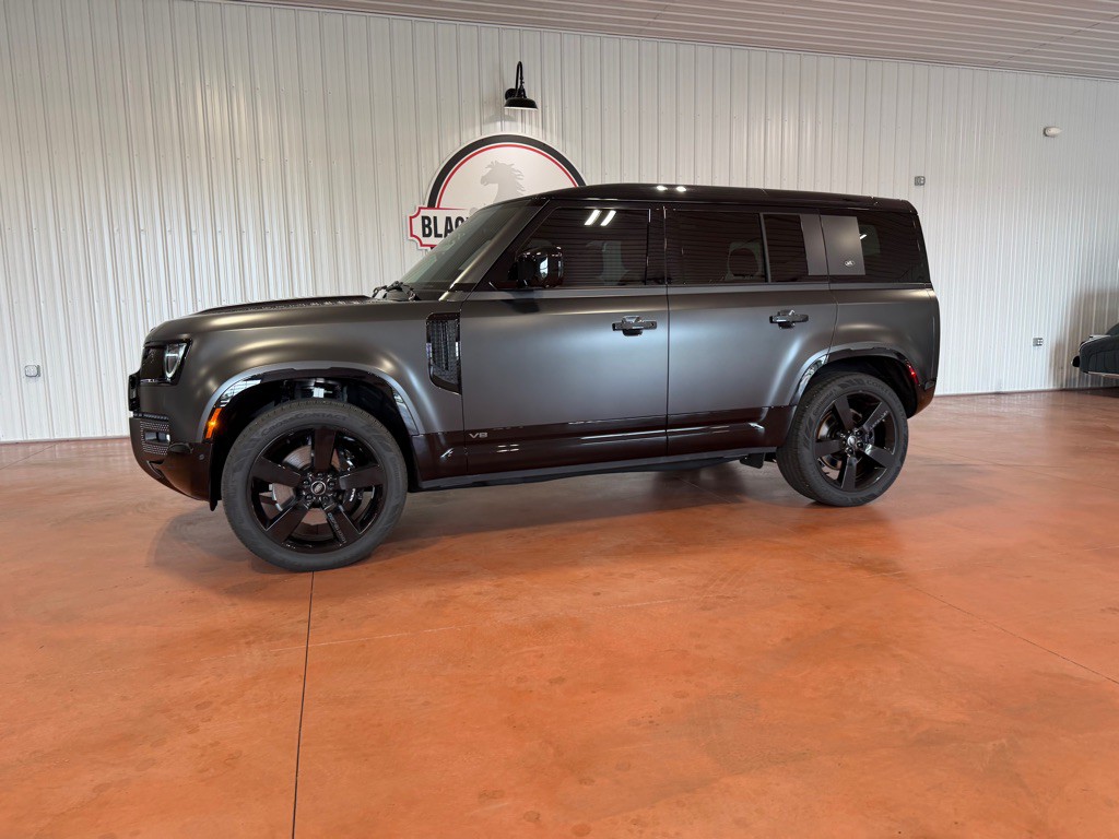 2023 Land Rover Defender Image 3