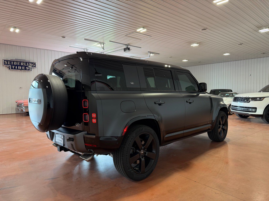 2023 Land Rover Defender Image 7