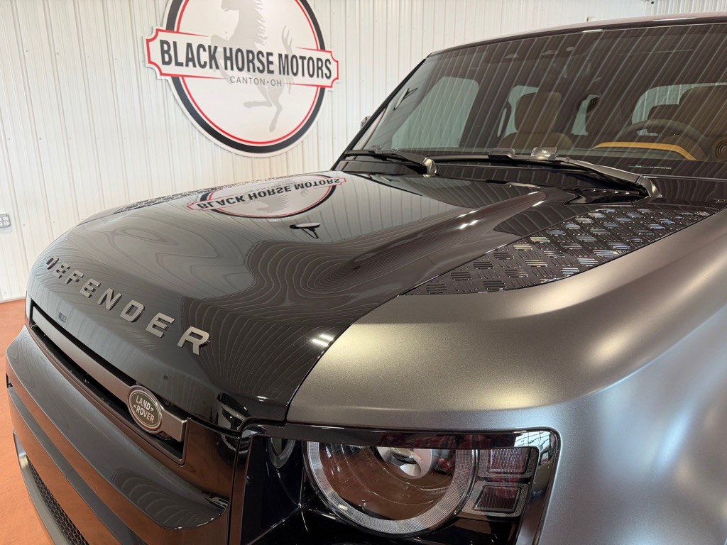 2023 Land Rover Defender Image 10