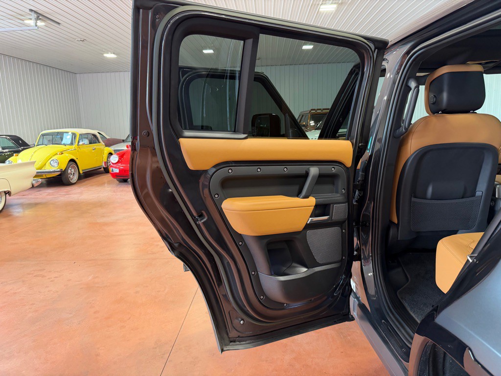 2023 Land Rover Defender Image 15