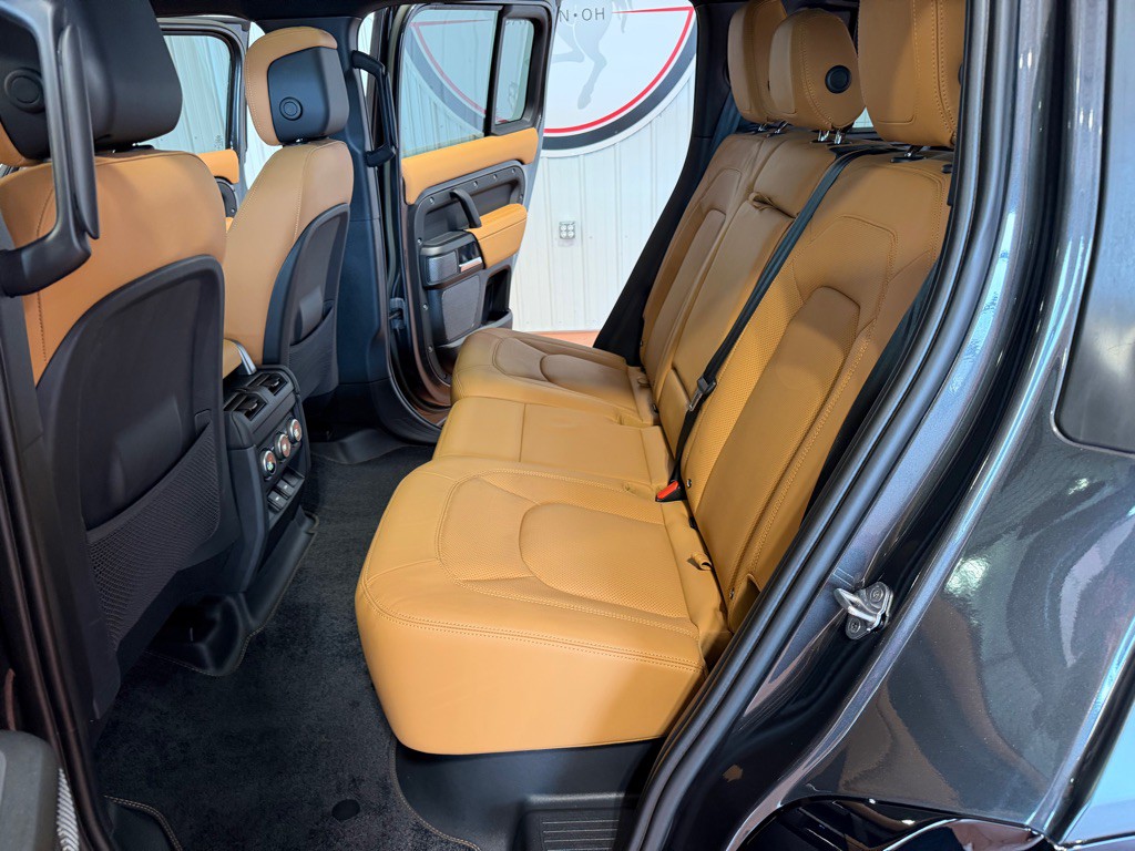 2023 Land Rover Defender Image 16
