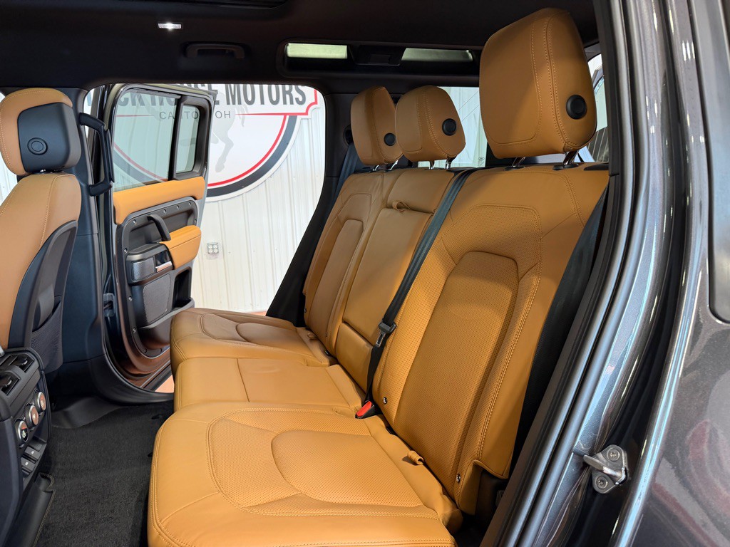 2023 Land Rover Defender Image 17