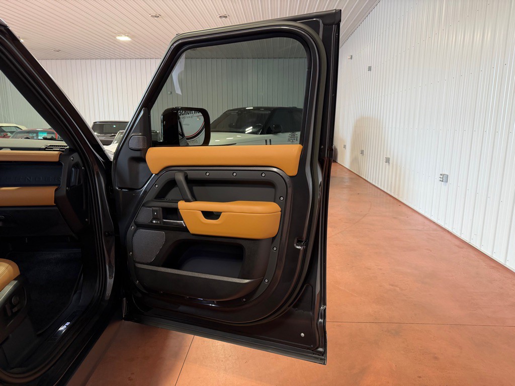 2023 Land Rover Defender Image 18