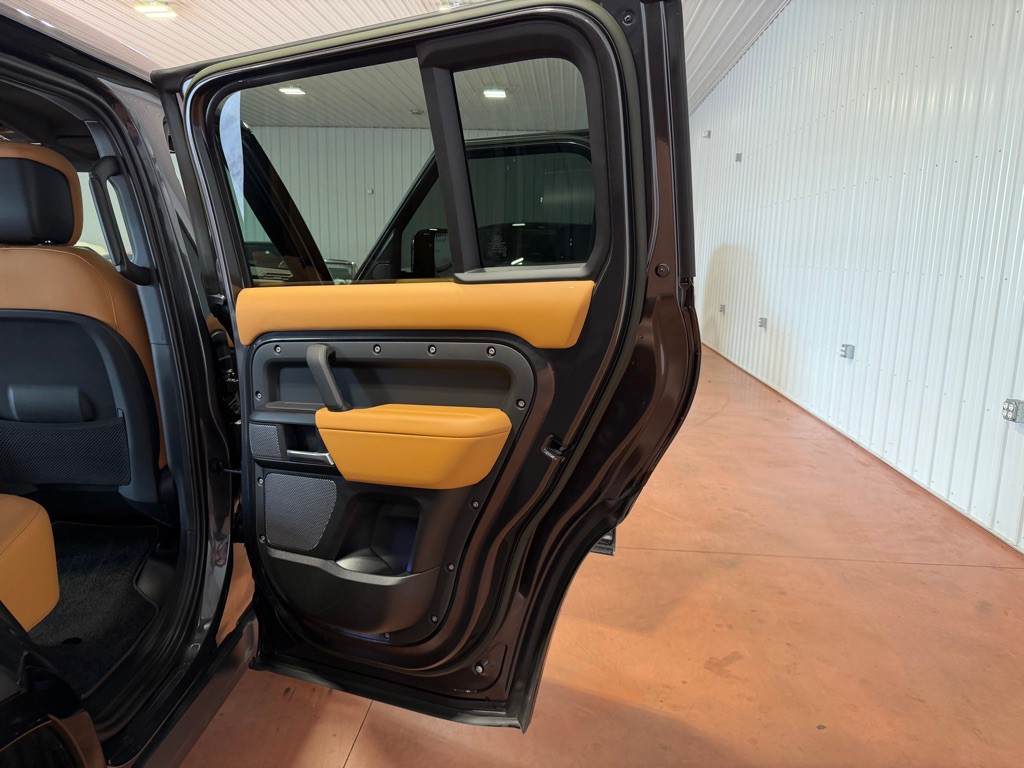 2023 Land Rover Defender Image 21