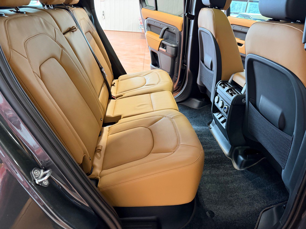 2023 Land Rover Defender Image 22