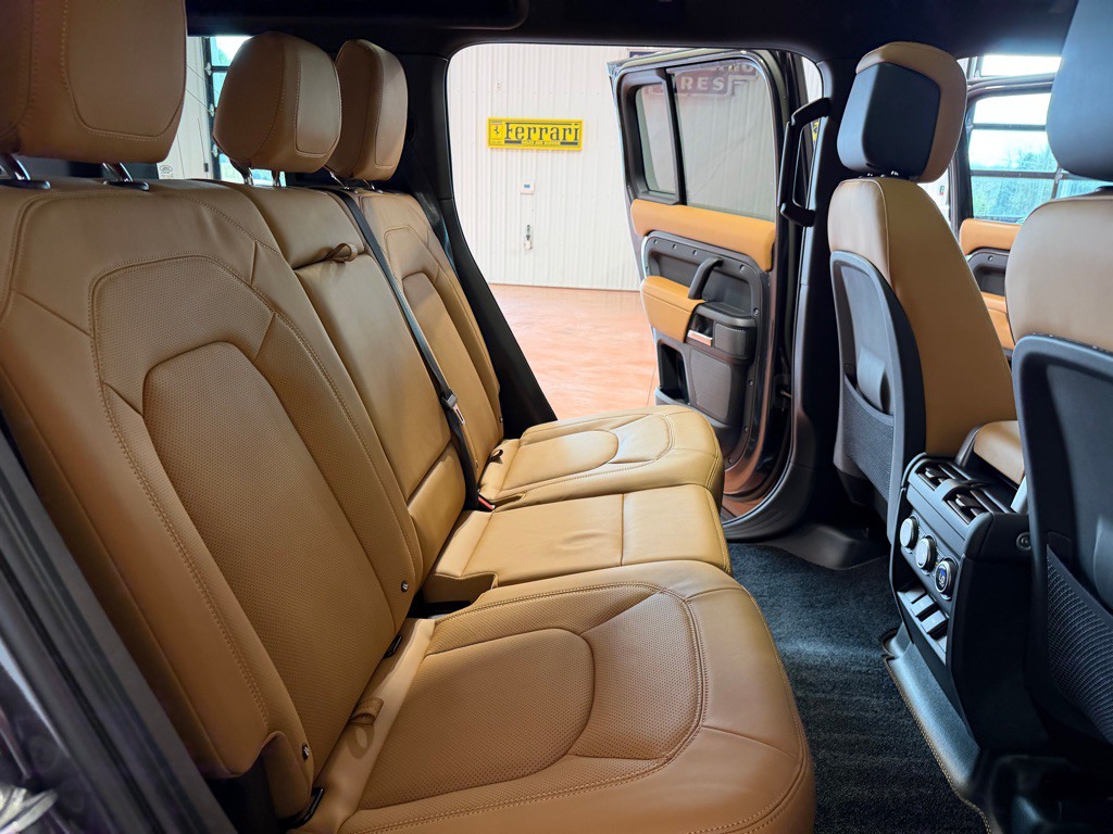 2023 Land Rover Defender Image 23