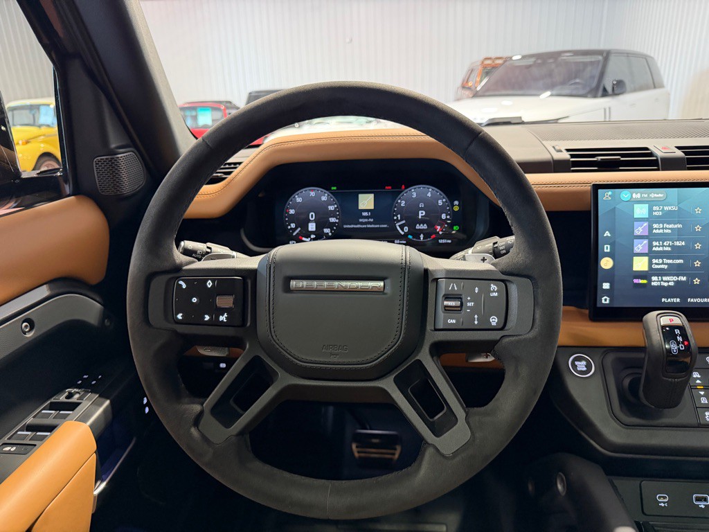 2023 Land Rover Defender Image 25