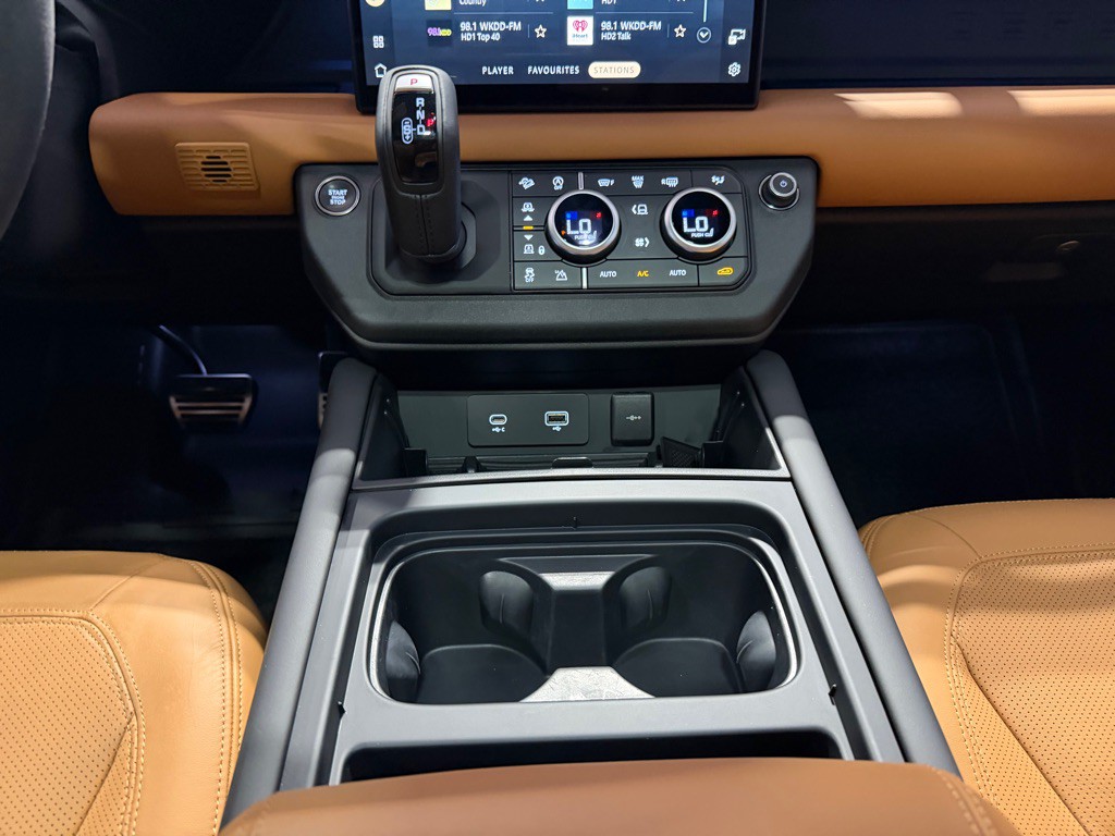 2023 Land Rover Defender Image 26