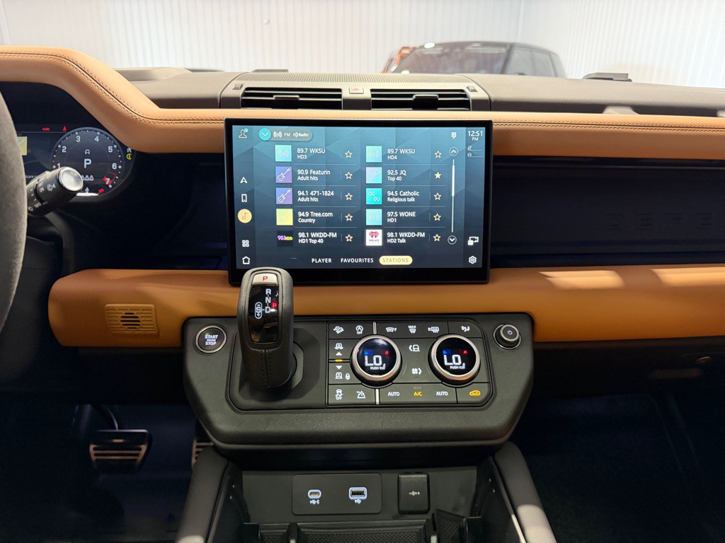2023 Land Rover Defender Image 27
