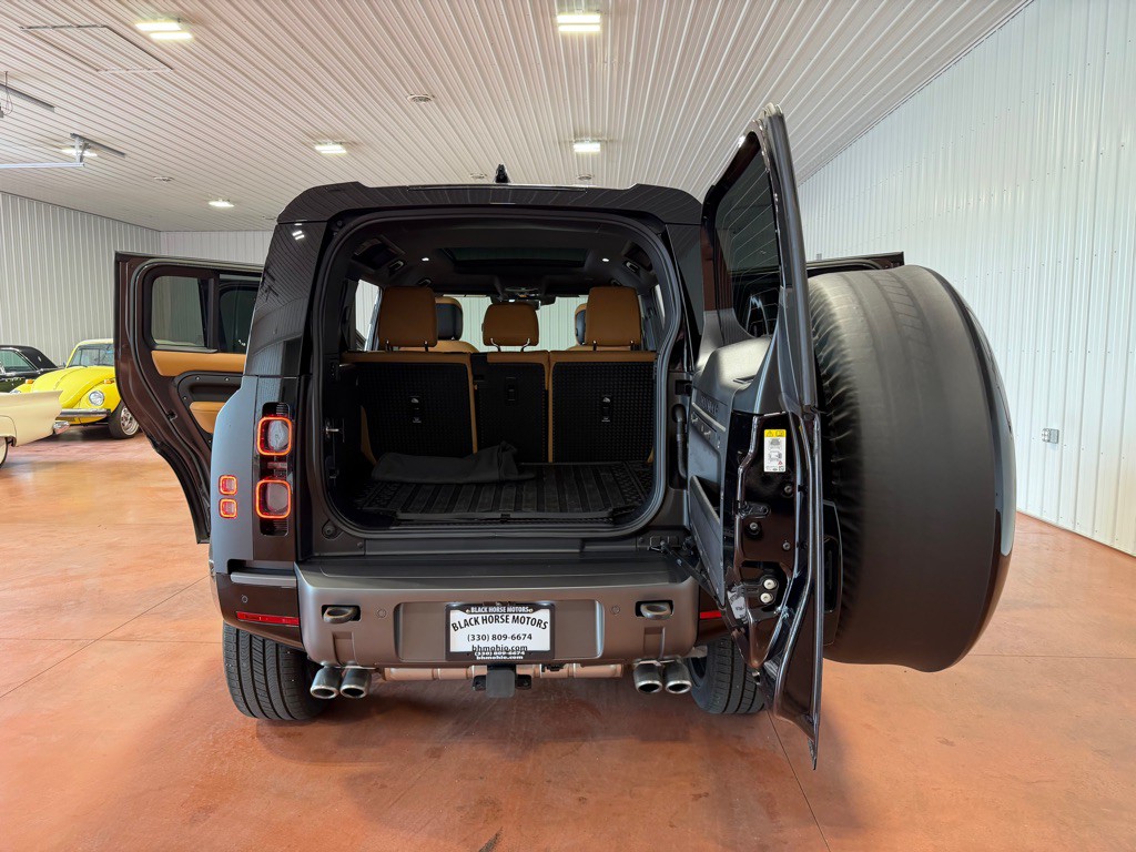 2023 Land Rover Defender Image 30