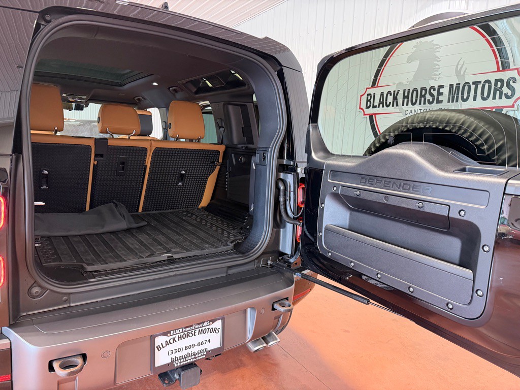 2023 Land Rover Defender Image 31