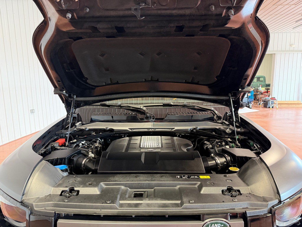 2023 Land Rover Defender Image 32