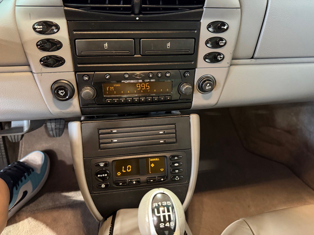 2001 Porsche 911 Image 28