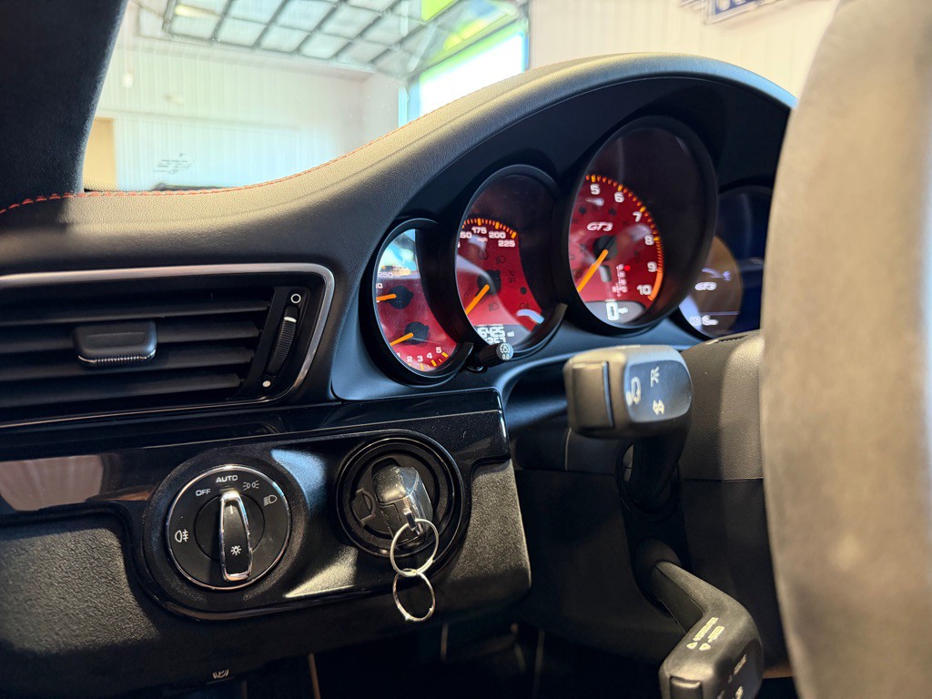 2018 Porsche 911 Image 32
