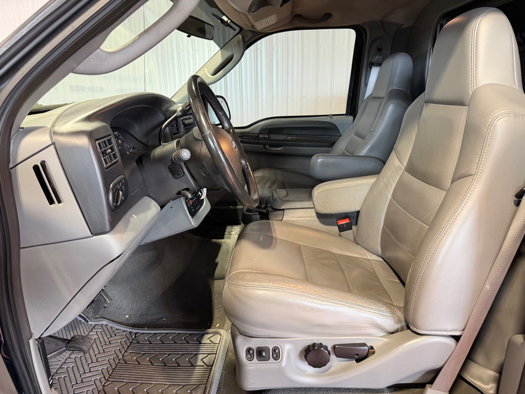 2005 Ford Excursion Image 12