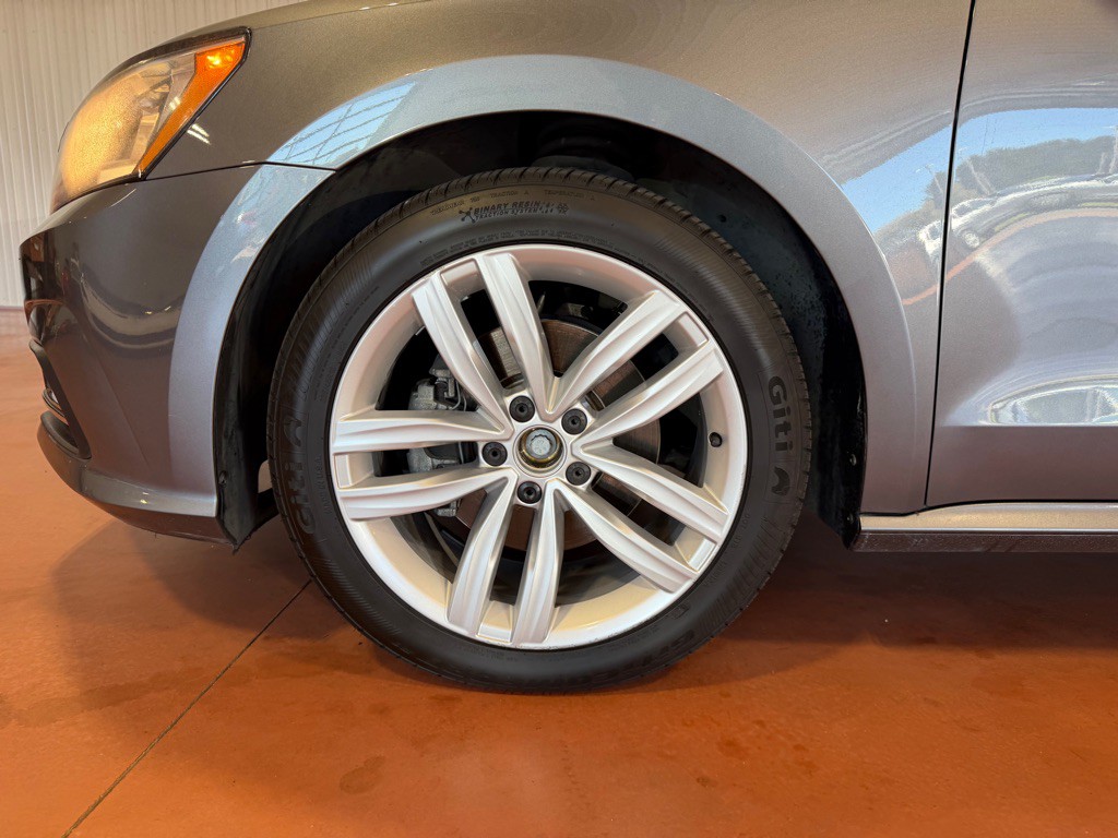 2019 Volkswagen Passat Image 14