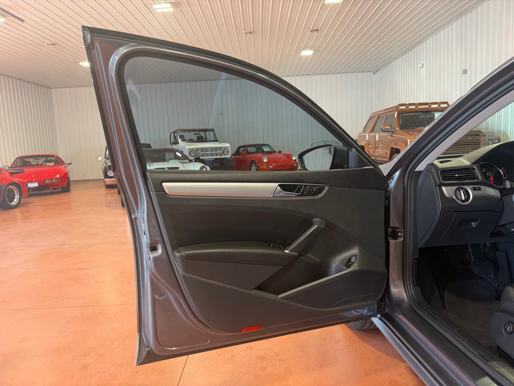 2019 Volkswagen Passat Image 17