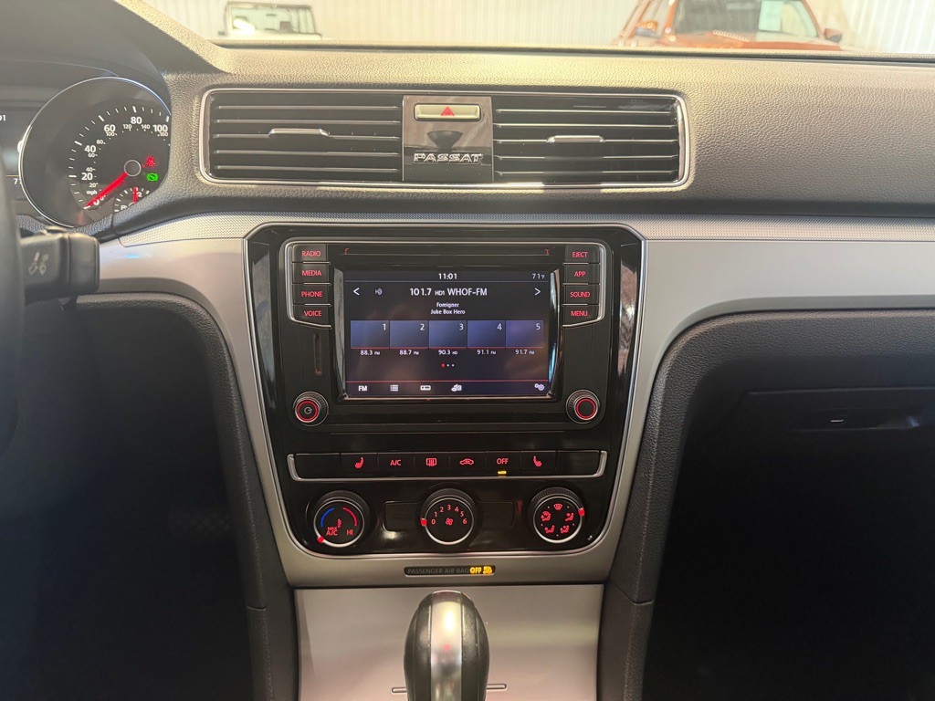 2019 Volkswagen Passat Image 32